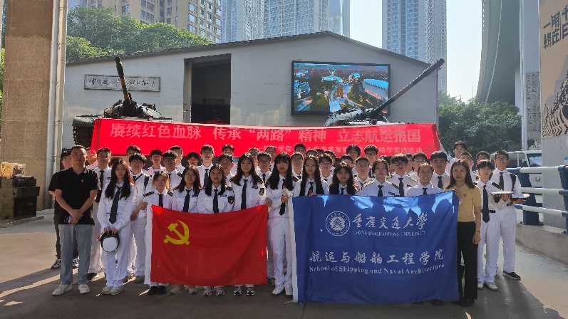 人们在看台上的人在街道上 中度可信度描述已自动生成