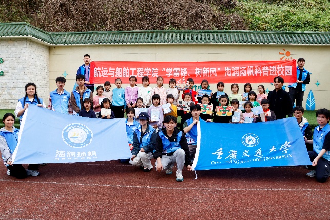 一群人站在建筑前中度可信度描述已自动生成