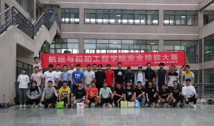 图片包含 建筑物, 人员, 道路, 群组描述已自动生成