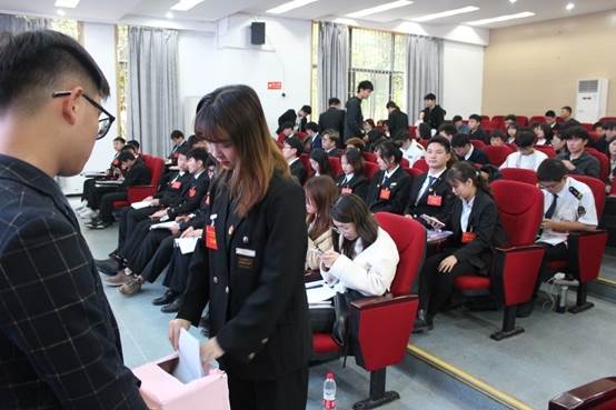 一群人在房间里描述已自动生成