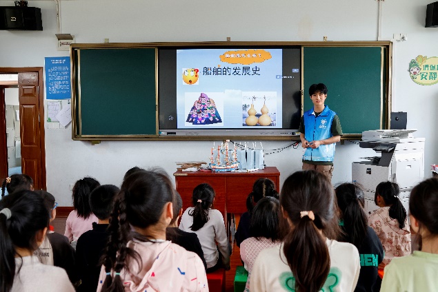 一群人在开会描述已自动生成