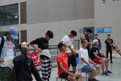 图片包含 人员, 建筑物, 运动, 男士描述已自动生成